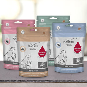 Na površini so razstavljene štiri pisane vrečke pasjih prigrizkov Platinum Fit-Bits, ki jih je mogoče ponovno zapreti. Na vsaki vrečki je drugačen okus ter silhueta psa in mačke z informacijami o izdelku v nemščini.