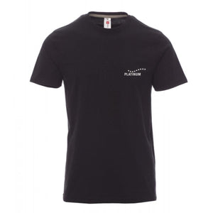 Ekskluzivna moška majica PLATINUM v črni barvi s kratkimi rokami, belim logotipom in zvezdami na levi strani. Izdelana iz 100 % bombaža, s klasičnim krojem in okroglim ovratnikom. Tvoja nagrada za zvestobo!.