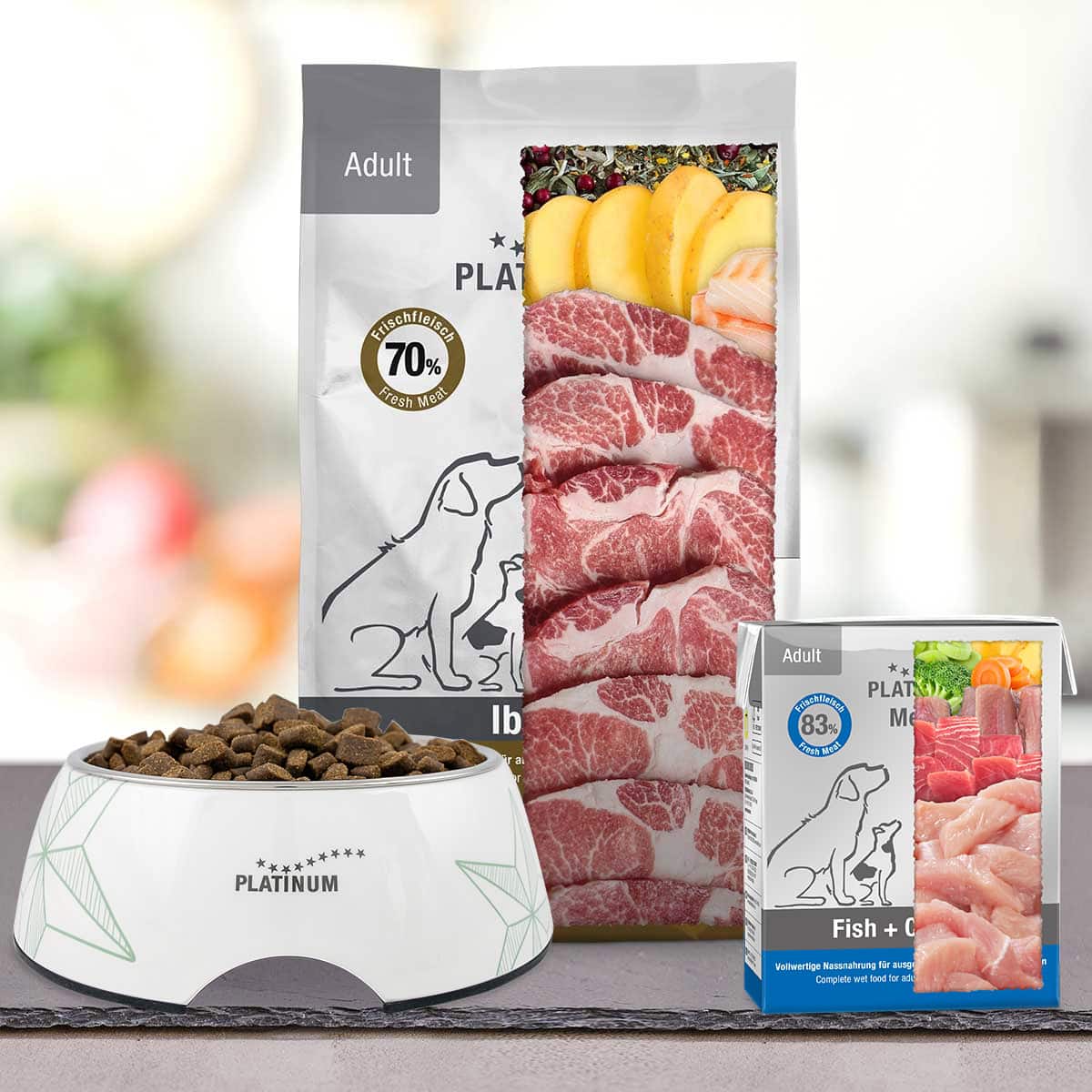 Pred skledo suhe pasje hrane sta dve embalaži pasje hrane blagovne znamke Platinum, ena z jagnjetino in jabolkom, druga z ribo in piščancem, obe označeni za odrasle pse.