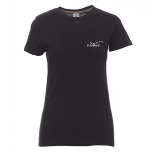 Ekskluzivna ženska majica PLATINUM - tvoja nagrada za zvestobo! v črni barvi s kratkimi rokami, belim logotipom PLATINUM in petimi zvezdicami na prsih-popolna izbira za ljubiteljice kakovostnih oblačil.